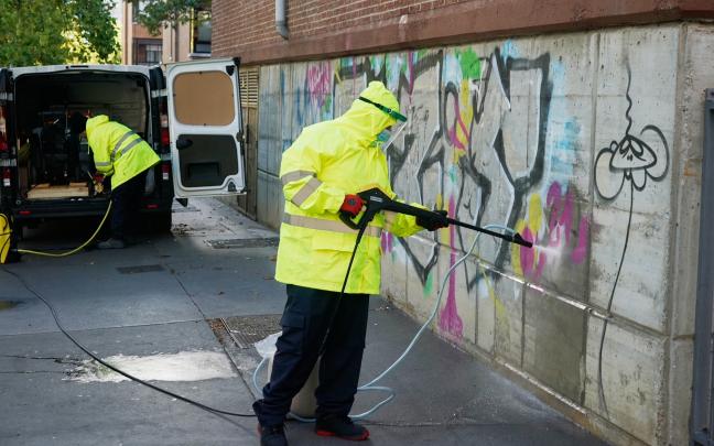 Operarios de limpieza eliminan pintadas vandálicas en el barrio gasteiztarra de Ariznabarra. Fotos: Ayuntamiento de Gasteiz