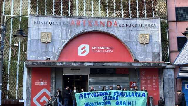 Trabajadores se manifiestan frente al Funicular de Artxanda.