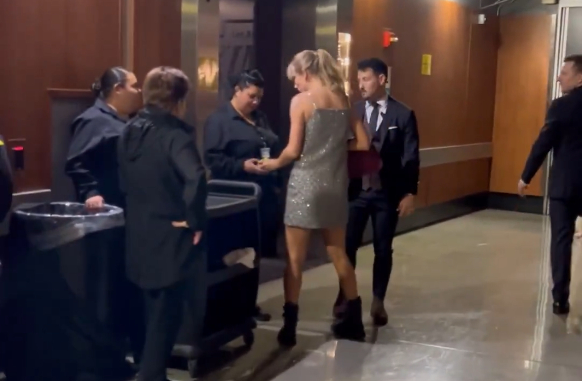 El gesto de Taylor Swift con los trabajadores de los Grammy.