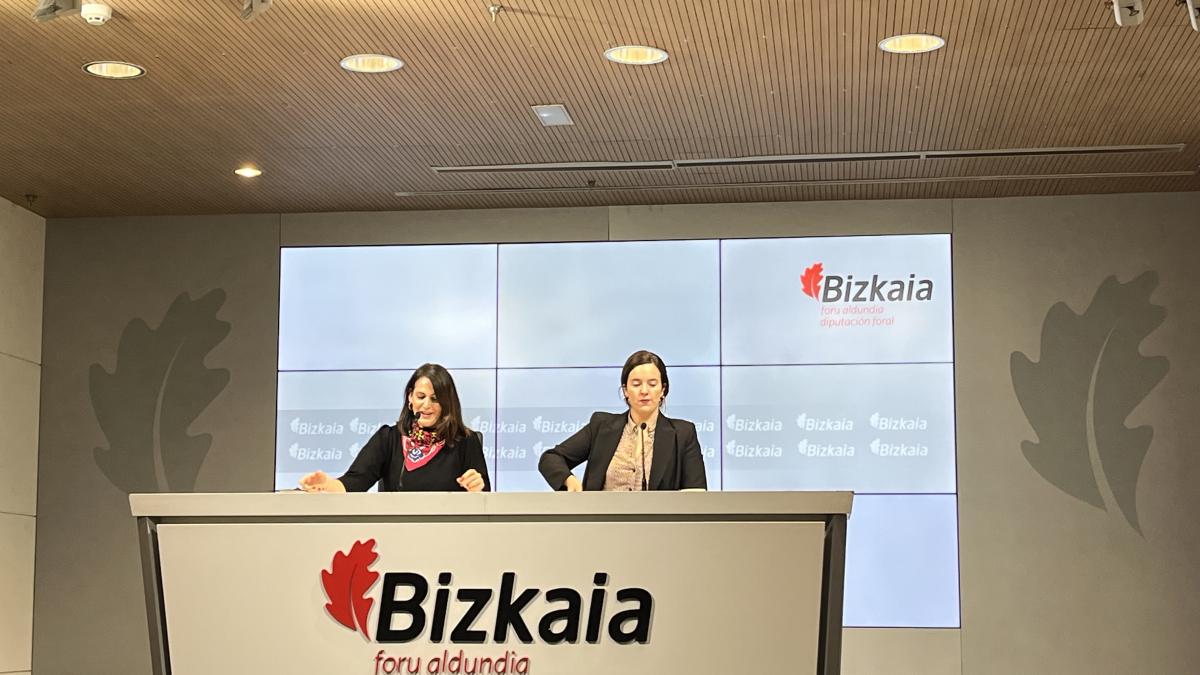 Leixuri Arrizabalaga e Itxaso Berrojalbiz, en la presentación de las reformas impositivas en Bizkaia.