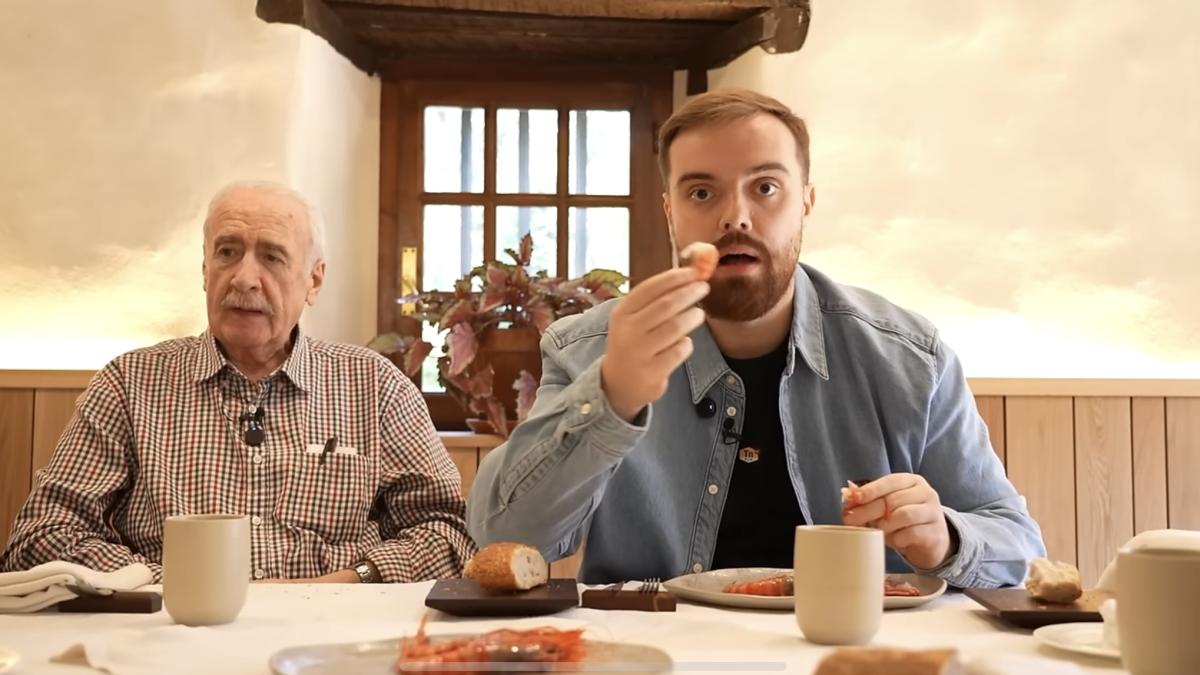 Ibai Llanos y su abuelo en el restaurante.