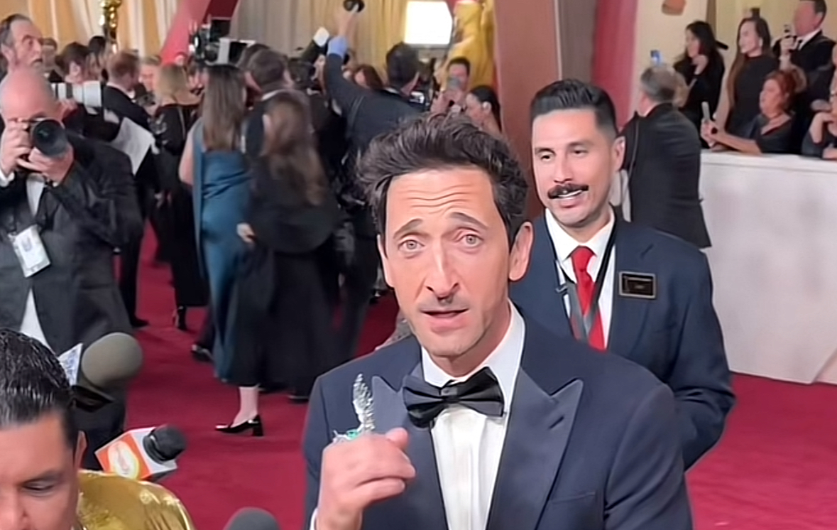 Adrien Brody en la gala de los Oscar 2025. TIKTOK: @ARIANEHOYOS