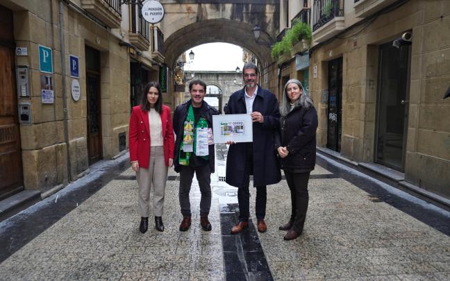 Andrea Parte, Jon Novas y Usue Vallejo, junto al alcalde Eneko Goia, con el cupón dedicado a la calle Portu Andrea Parte, Jon Novas y Usue Vallejo, junto al alcalde Eneko Goia, con el cupón dedicado a la calle Portu
