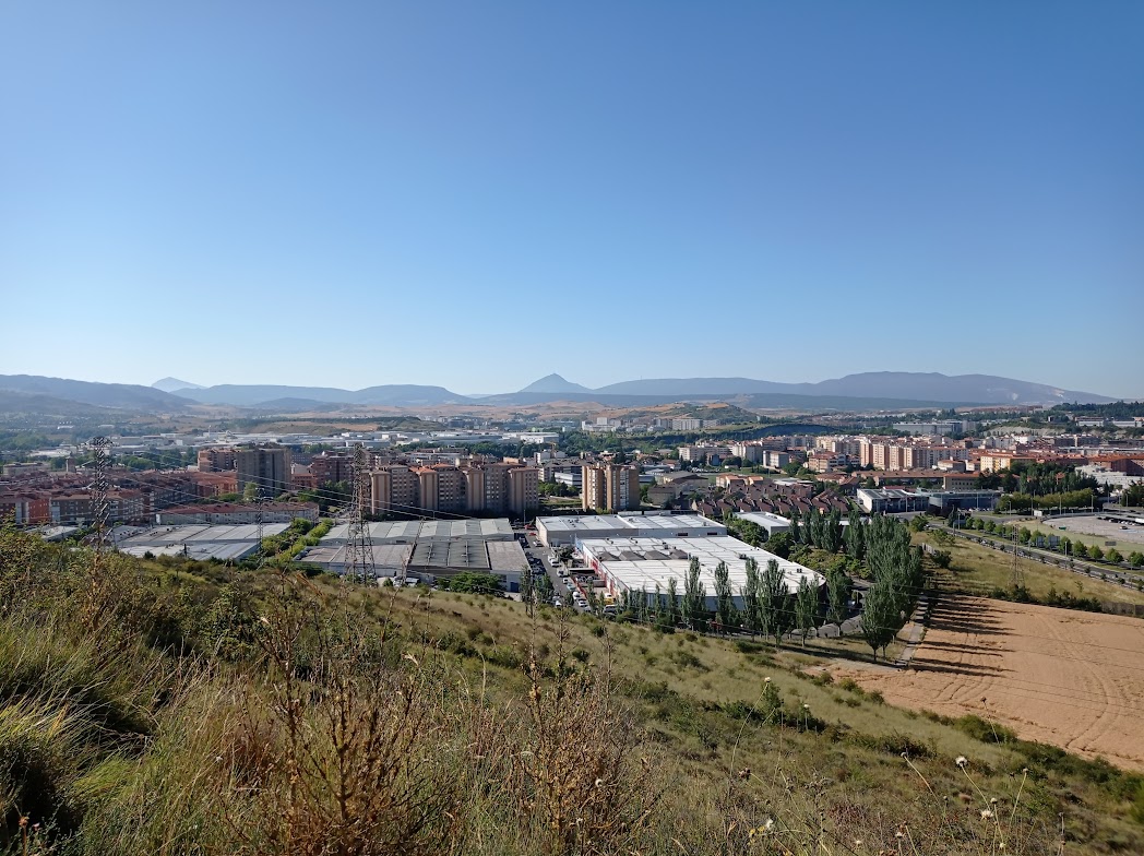 Vista de Villava desde el monte Ezkaba, con el polígono industrial en primer término.