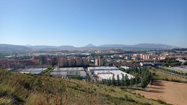 Vista de Villava desde el monte Ezkaba, con el polígono industrial en primer término.