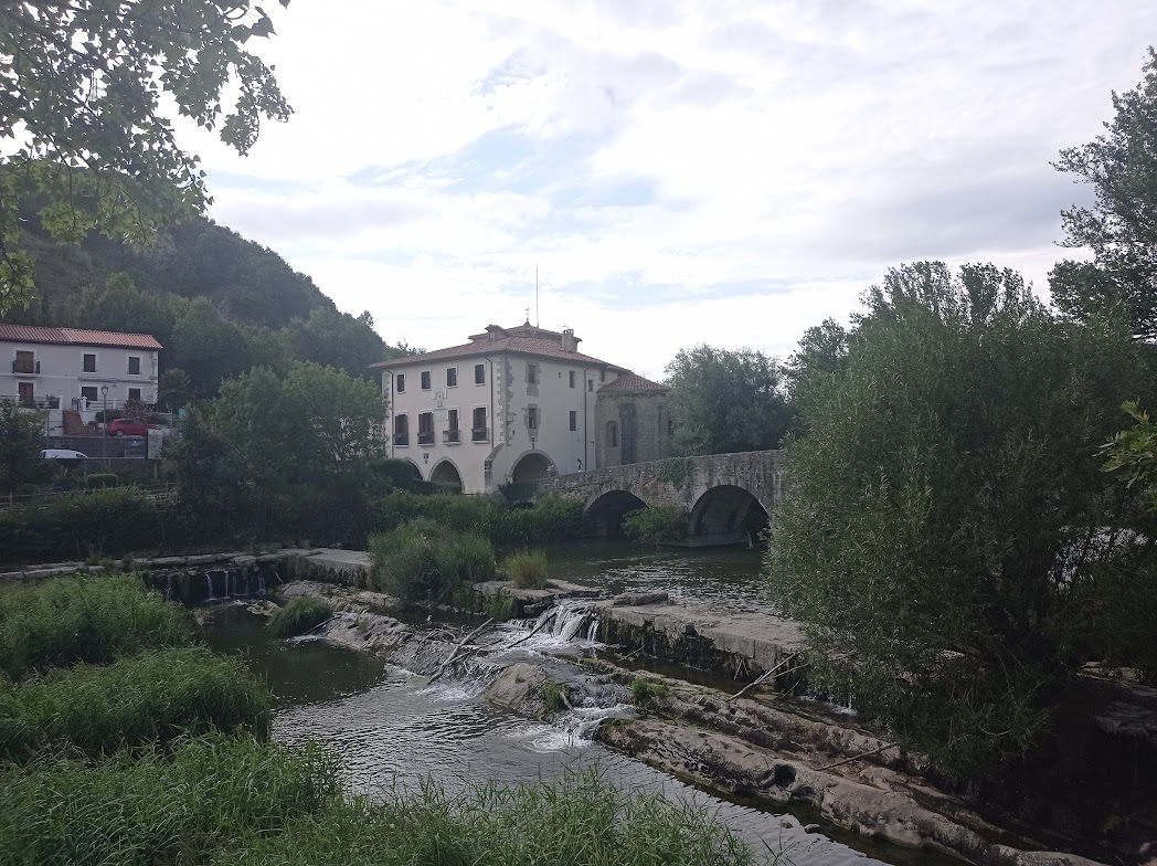 Río Ultzama a su paso por Villava, con la Trinidad de Arre y el puente de Arre.