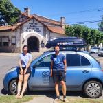 Maialen López e Iñaki Goikoetxea, junto a su Micra 'Hemen Gaude', frente a la euskal etxea de Necochea (Argentina) Maialen López e Iñaki Goikoetxea, junto a su Micra 'Hemen Gaude', frente a la euskal etxea de Necochea (Argentina)