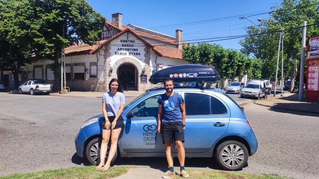 Maialen López e Iñaki Goikoetxea, junto a su Micra 'Hemen Gaude', frente a la euskal etxea de Necochea (Argentina) Maialen López e Iñaki Goikoetxea, junto a su Micra 'Hemen Gaude', frente a la euskal etxea de Necochea (Argentina)