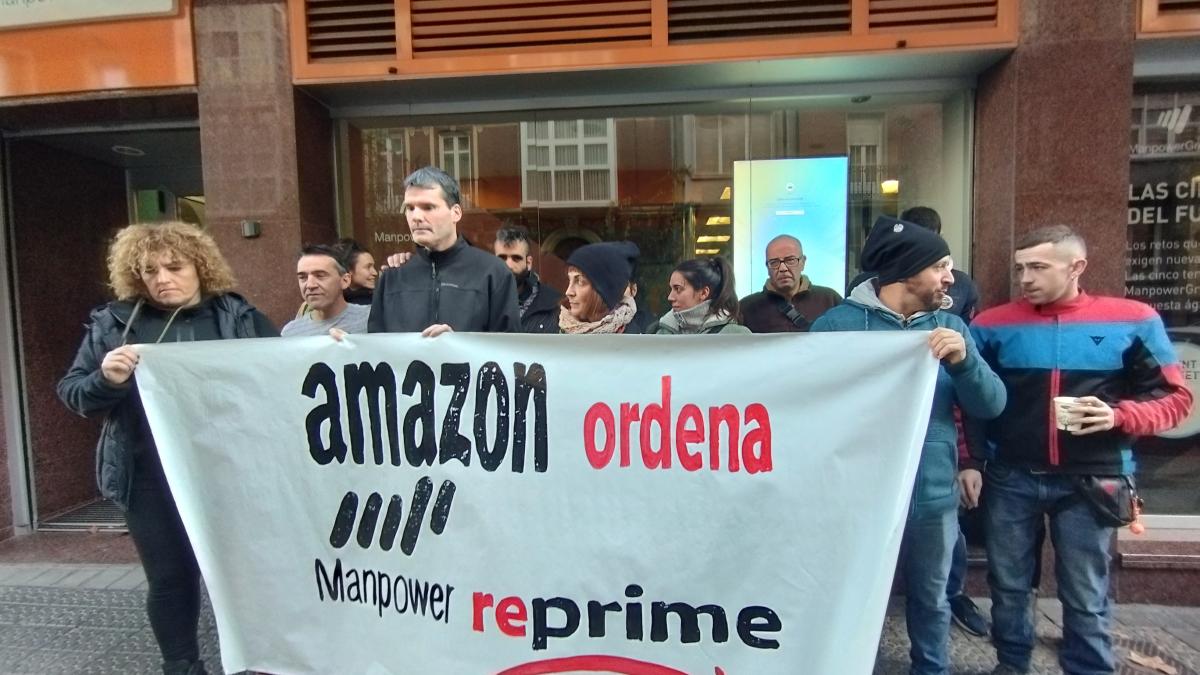 Trabajadores de Amazon manifestándose.