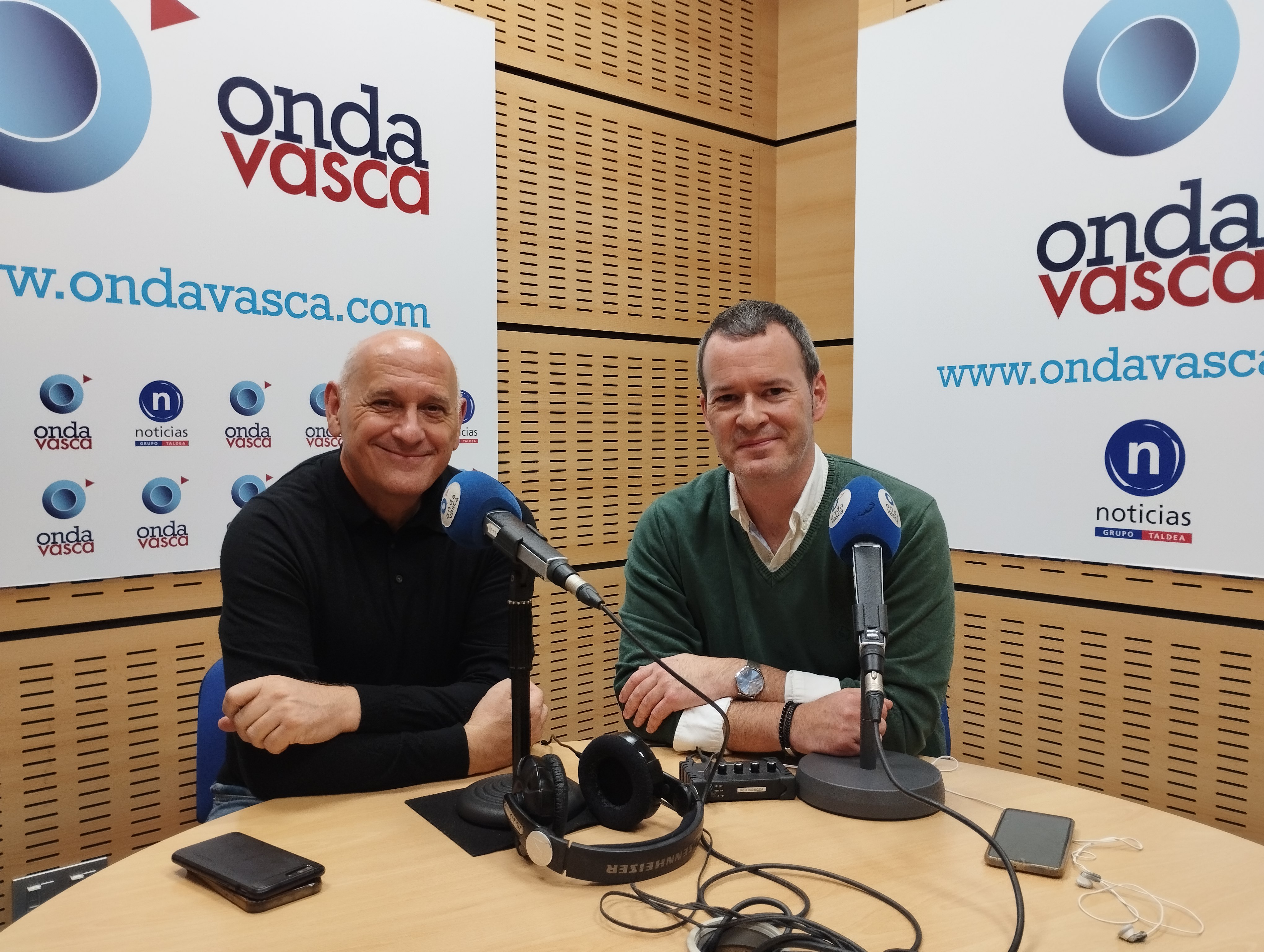 Entrevista a Urbano García en los estudios de Onda Vasca