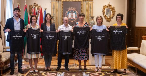 Presentación de la camiseta oficial de la XIII Carrera de Montaña `Vitoria-Gasteiz Trail´. Foto: Ayuntamiento de Gasteiz