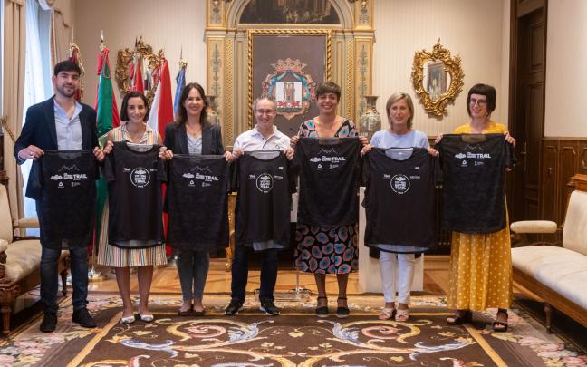 Presentación de la camiseta oficial de la XIII Carrera de Montaña `Vitoria-Gasteiz Trail´. Foto: Ayuntamiento de Gasteiz