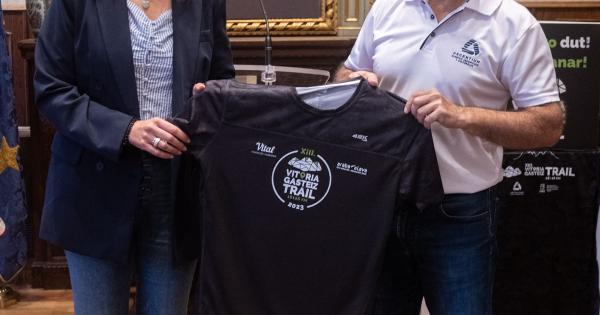 Presentación de la camiseta oficial de la XIII Carrera de Montaña `Vitoria-Gasteiz Trail´. Foto: Ayuntamiento de Gasteiz