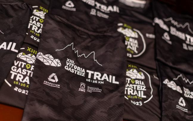 Presentación de la camiseta oficial de la XIII Carrera de Montaña `Vitoria-Gasteiz Trail´. Foto: Ayuntamiento de Gasteiz