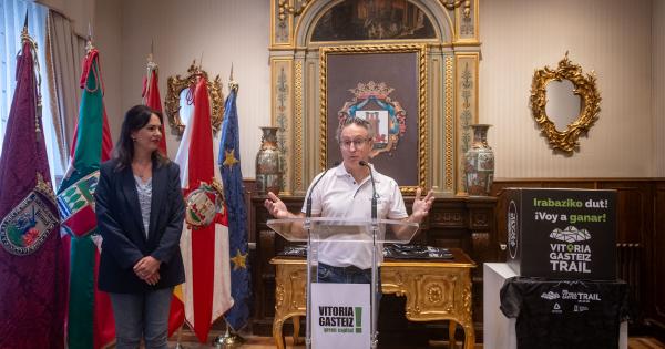 Presentación de la camiseta oficial de la XIII Carrera de Montaña `Vitoria-Gasteiz Trail´. Foto: Ayuntamiento de Gasteiz