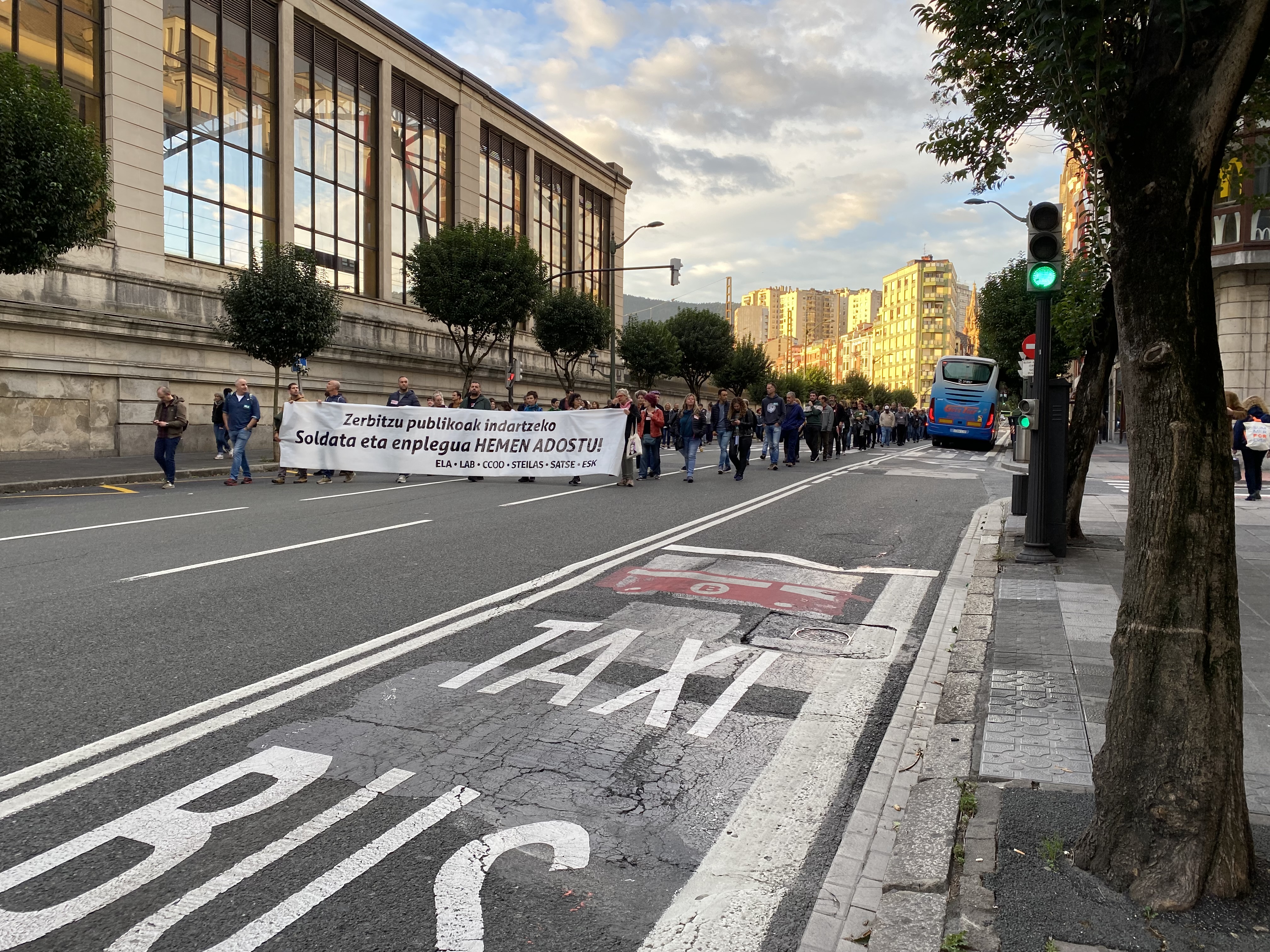 Manifestación del servicio público a su paso por la entrada de Hurtado Amezaga en Bilbao. Manifestación del servicio público a su paso por la entrada de Hurtado Amezaga en Bilbao.