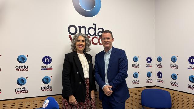 Ibone Bengoetxea junto a Txema Gutiérrez en los estudios de Onda Vasca
