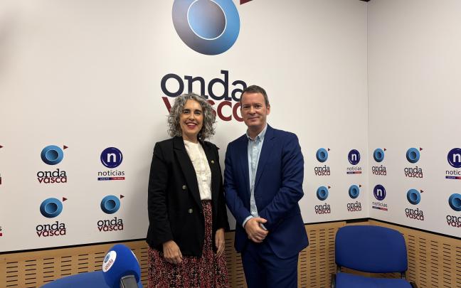 Ibone Bengoetxea junto a Txema Gutiérrez en los estudios de Onda Vasca