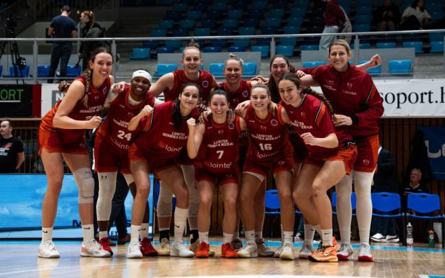 La plantilla del Gernika KESB celebra uno de sus éxitos continentales esta temporada