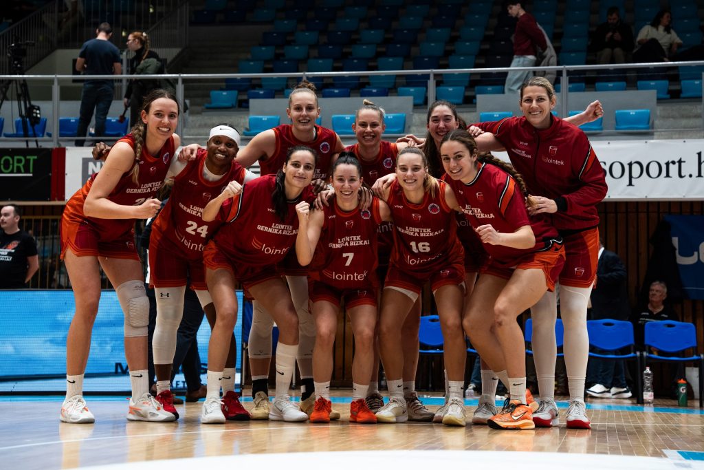 La plantilla granate celebra su reciente pase a los cotavos de final de la Eurocup