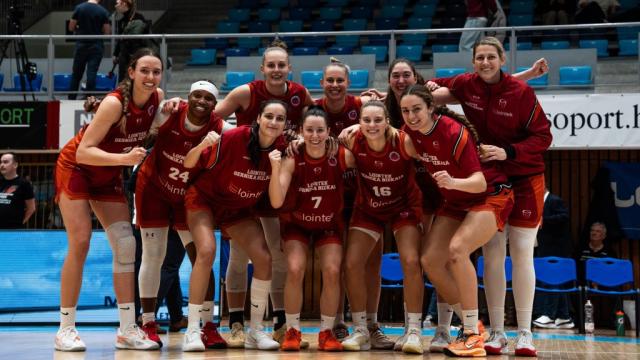 La plantilla granate celebra su reciente pase a los cotavos de final de la Eurocup