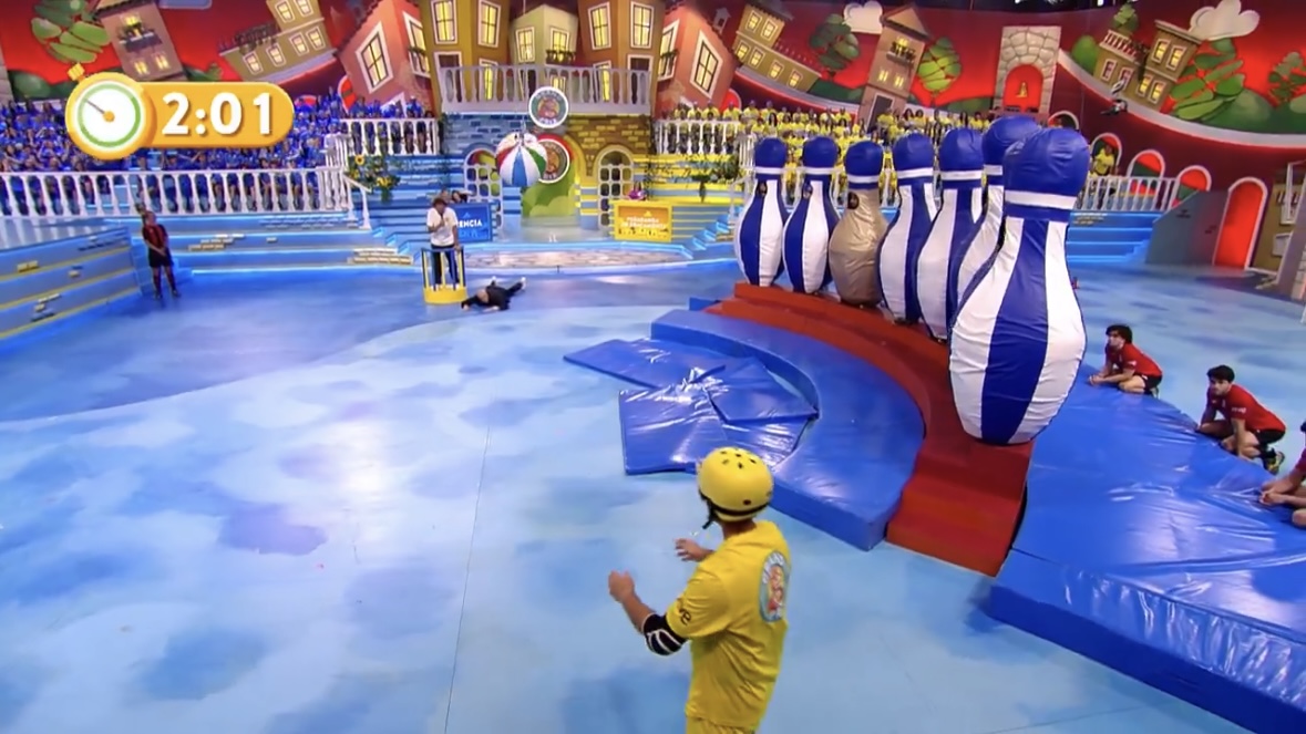 Patxi Salinas y Ramón García durante la prueba de los 'Super Bolos' en el Grand Prix. X: @GRANDPRIX_TVE