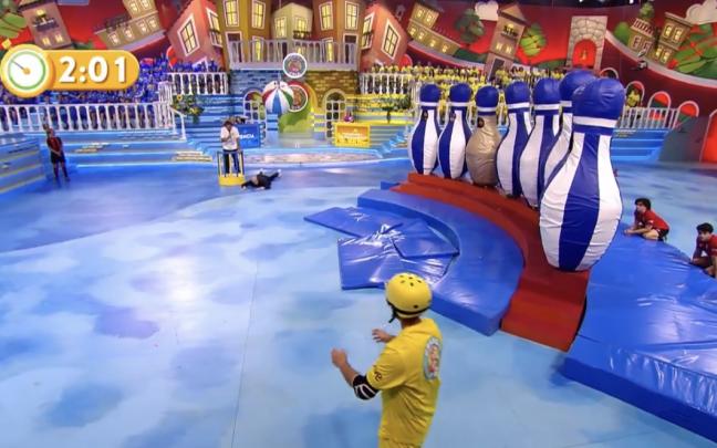 Patxi Salinas y Ramón García durante la prueba de los 'Super Bolos' en el Grand Prix. X: @GRANDPRIX_TVE