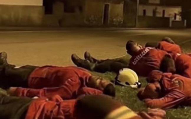 Imagen de unos bomberos tumbados en el suelo generada por IA.