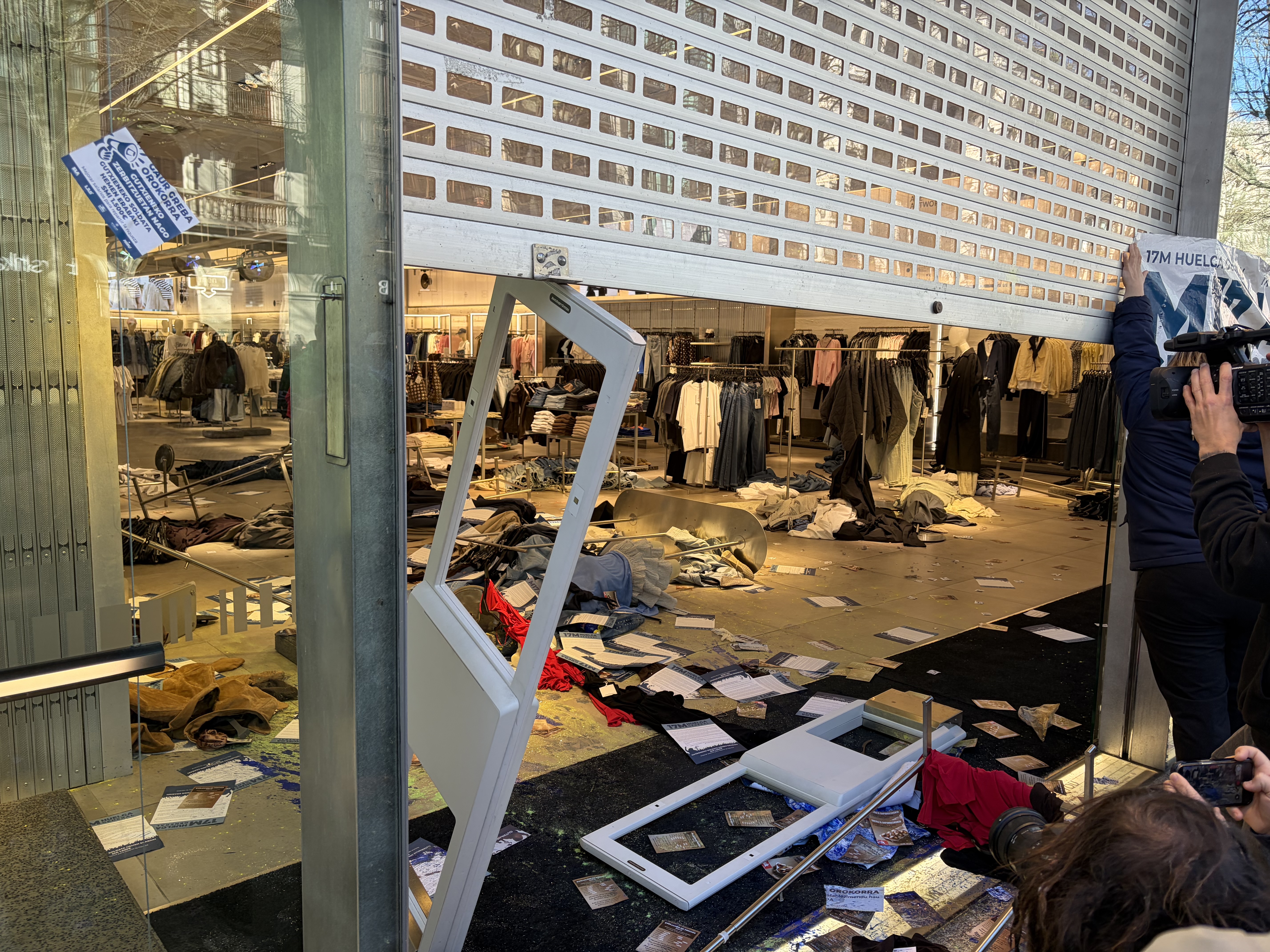 Destrozos en la tienda Pull & Bear durante la huelga del 17M | ONDA VASCA