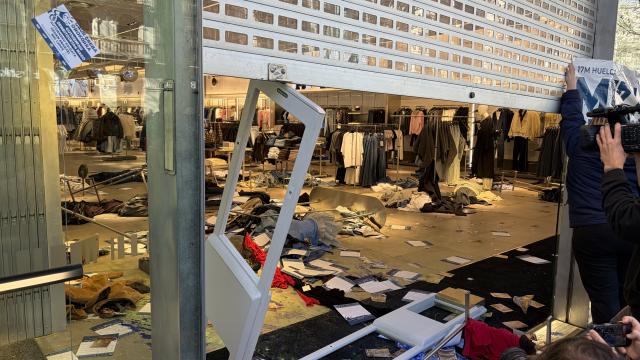 Destrozos en la tienda Pull & Bear durante la huelga del 17M | ONDA VASCA