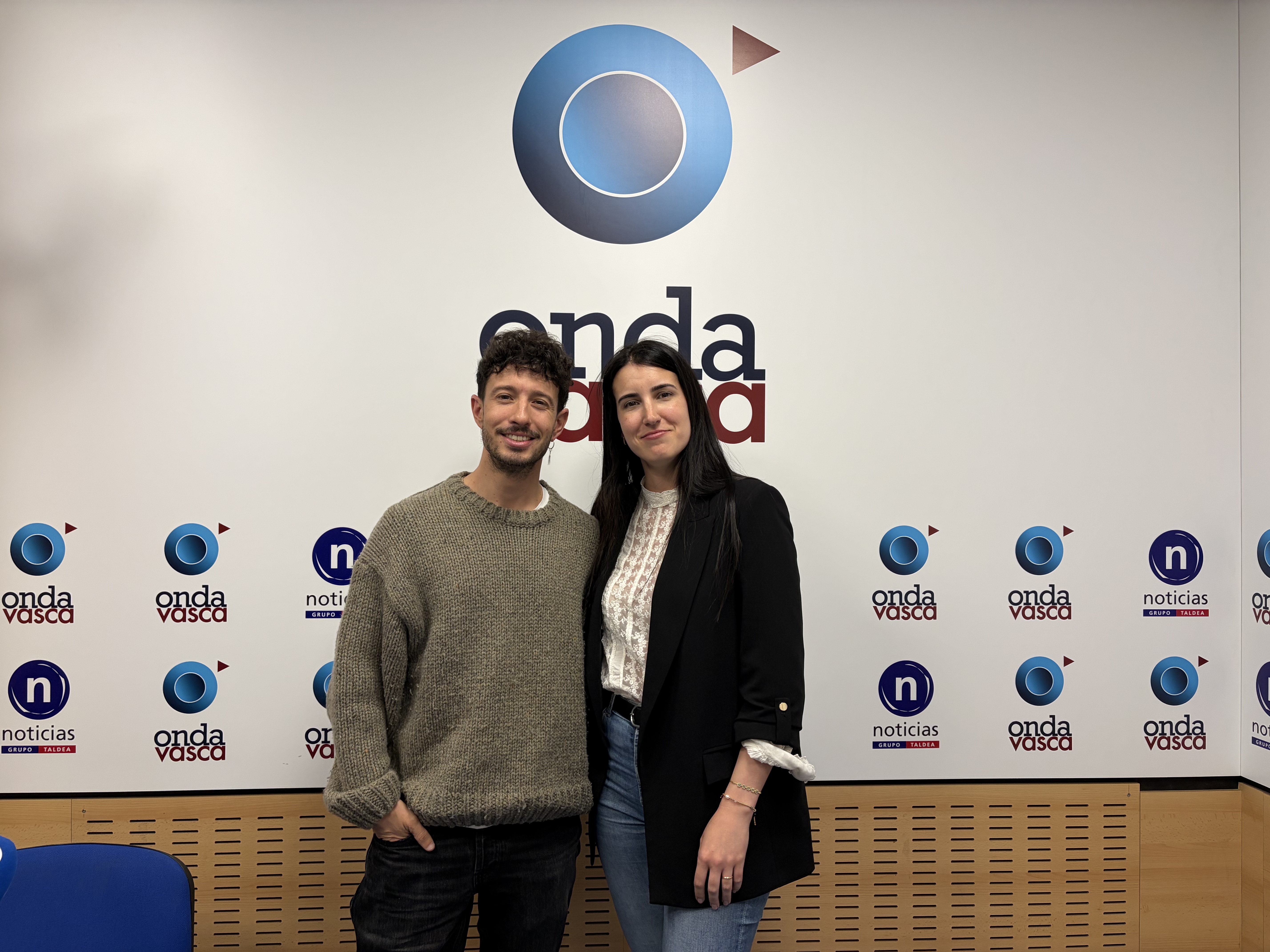 Jon Andoni Moreno junto a Iranzu Calvo en los estudios de Onda Vasca