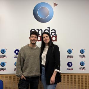 Jon Andoni Moreno junto a Iranzu Calvo en los estudios de Onda Vasca