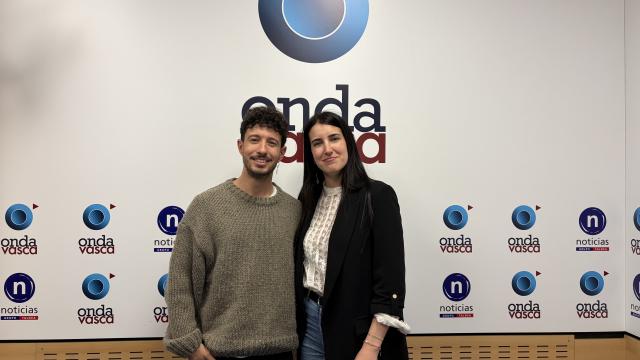 Jon Andoni Moreno junto a Iranzu Calvo en los estudios de Onda Vasca