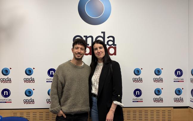 Jon Andoni Moreno junto a Iranzu Calvo en los estudios de Onda Vasca