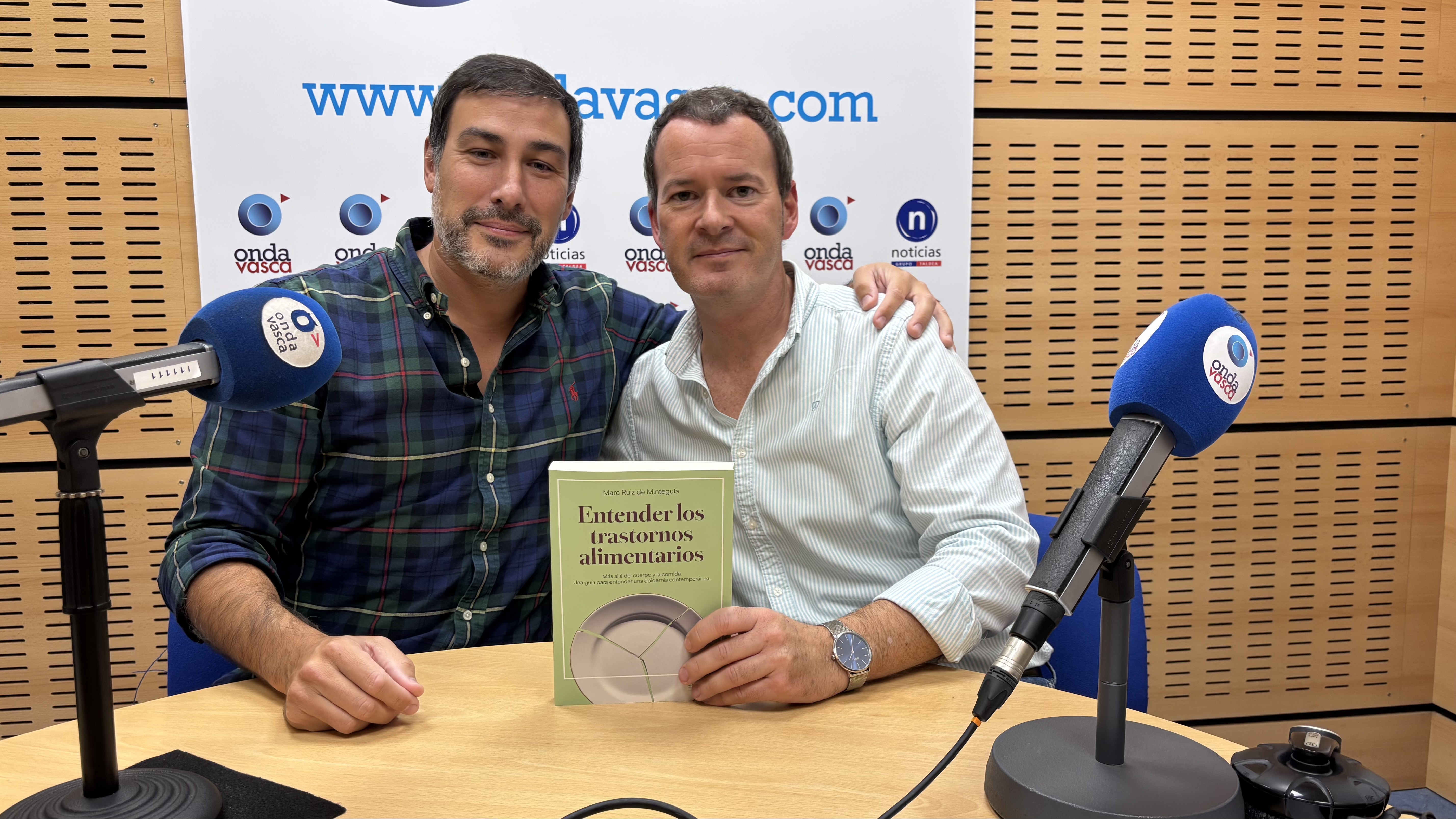 Marc Ruiz de Minteguía con Txema Gutiérrez en los estudios de Onda Vasca