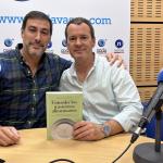 Marc Ruiz de Minteguía con Txema Gutiérrez en los estudios de Onda Vasca