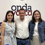 Lidia Utrilla y Amparo Villasante junto a Txema Gutiérrez en los estudios de Onda Vasca
