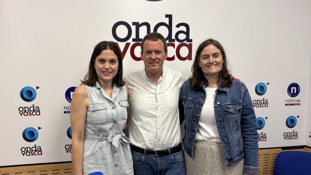 Lidia Utrilla y Amparo Villasante junto a Txema Gutiérrez en los estudios de Onda Vasca