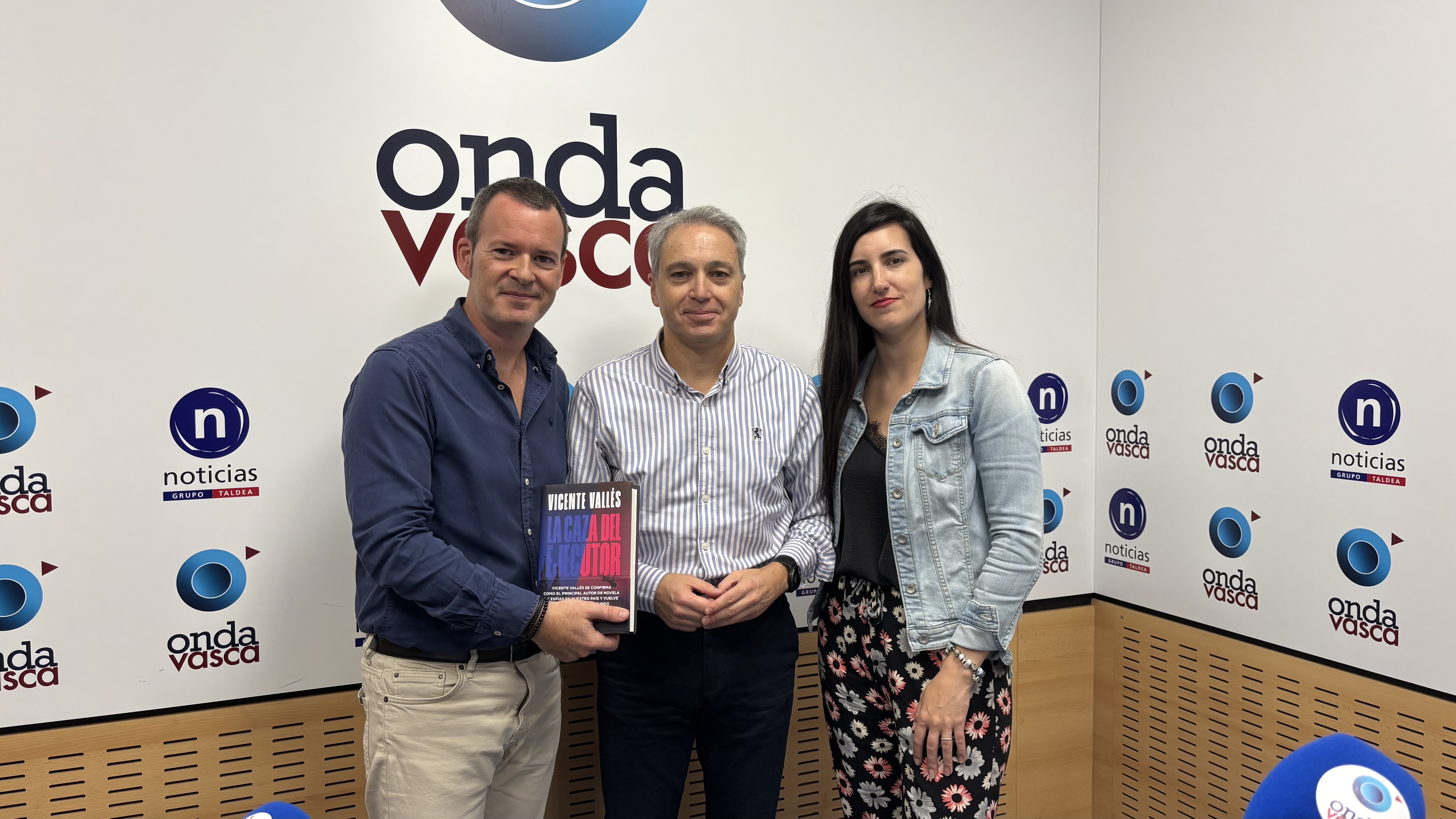 Vicente Vallés junto a Txema Gutiérrez e Iranzu Calvo en los estudios de Onda Vasca