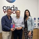 Vicente Vallés junto a Txema Gutiérrez e Iranzu Calvo en los estudios de Onda Vasca