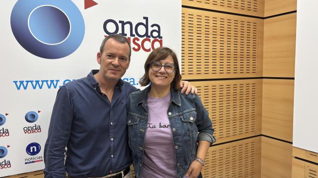 Marina Marroquí junto a Txema Gutiérrez en los estudios de Onda Vasca