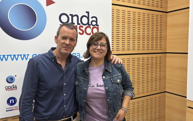 Marina Marroquí junto a Txema Gutiérrez en los estudios de Onda Vasca