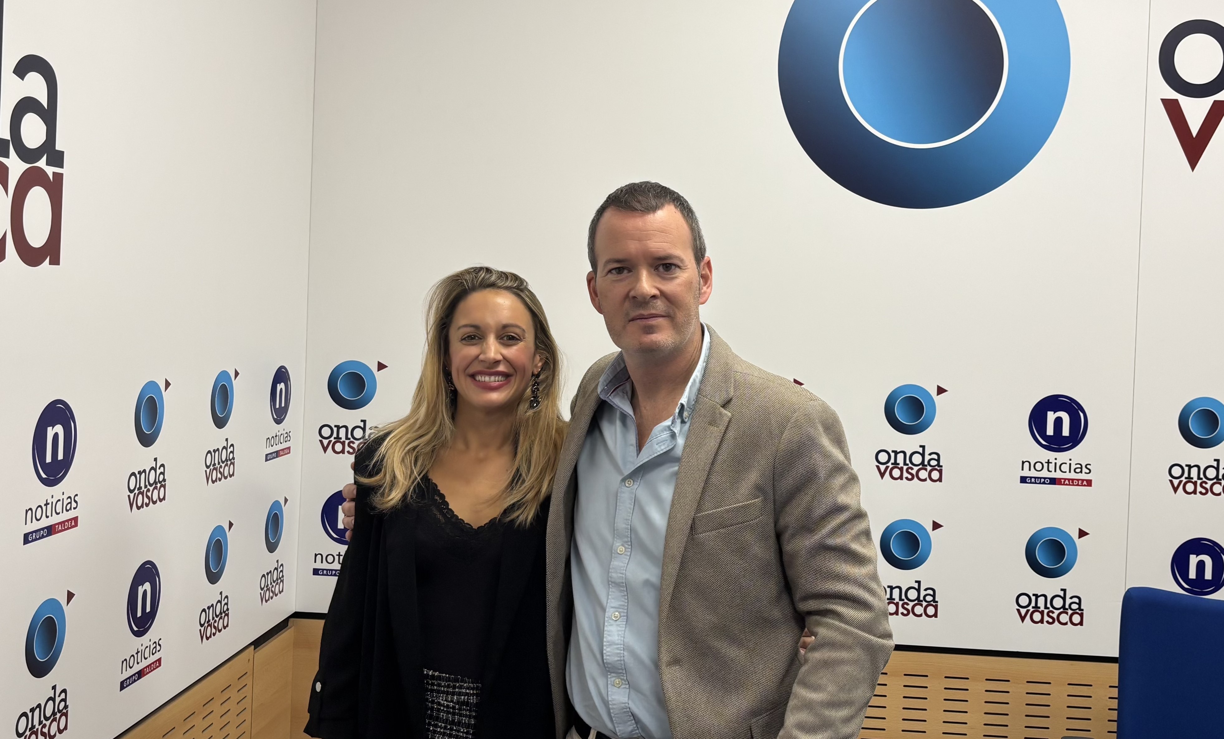 Haizea López junto a Txema Gutiérrez en los estudios de Onda Vasca
