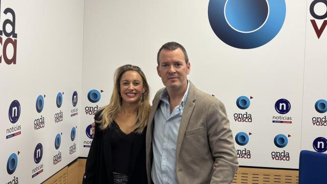 Haizea López junto a Txema Gutiérrez en los estudios de Onda Vasca