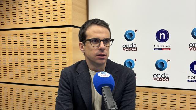 Pello Otxandiano en los estudios de Onda Vasca.