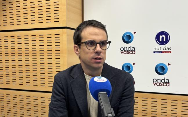 Pello Otxandiano en los estudios de Onda Vasca.