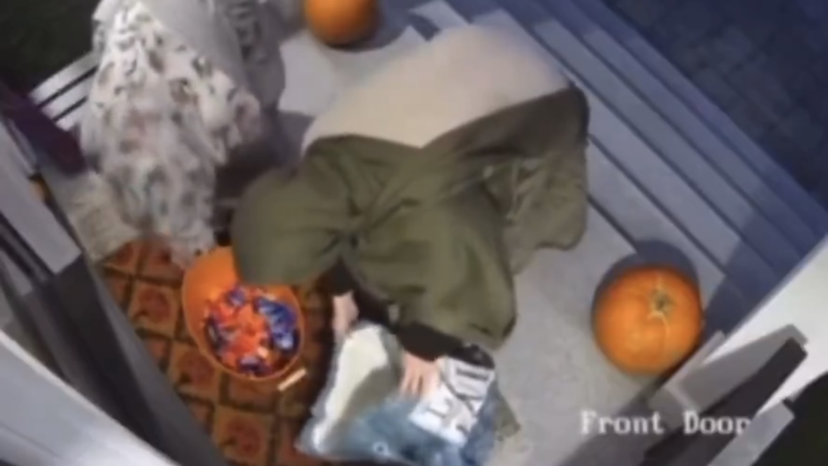 Captura de pantalla del vídeo de las dos mujeres robando caramelos en Halloween. X: @bertrandmyd