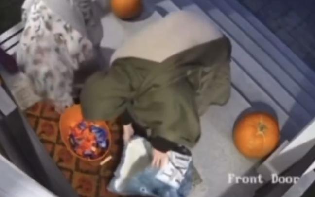 Captura de pantalla del vídeo de las dos mujeres robando caramelos en Halloween. X: @bertrandmyd