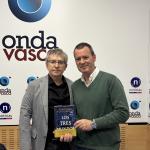 Santiago Posteguillo junto a Txema Gutiérrez en los estudios de Onda Vasca