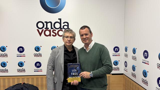 Santiago Posteguillo junto a Txema Gutiérrez en los estudios de Onda Vasca